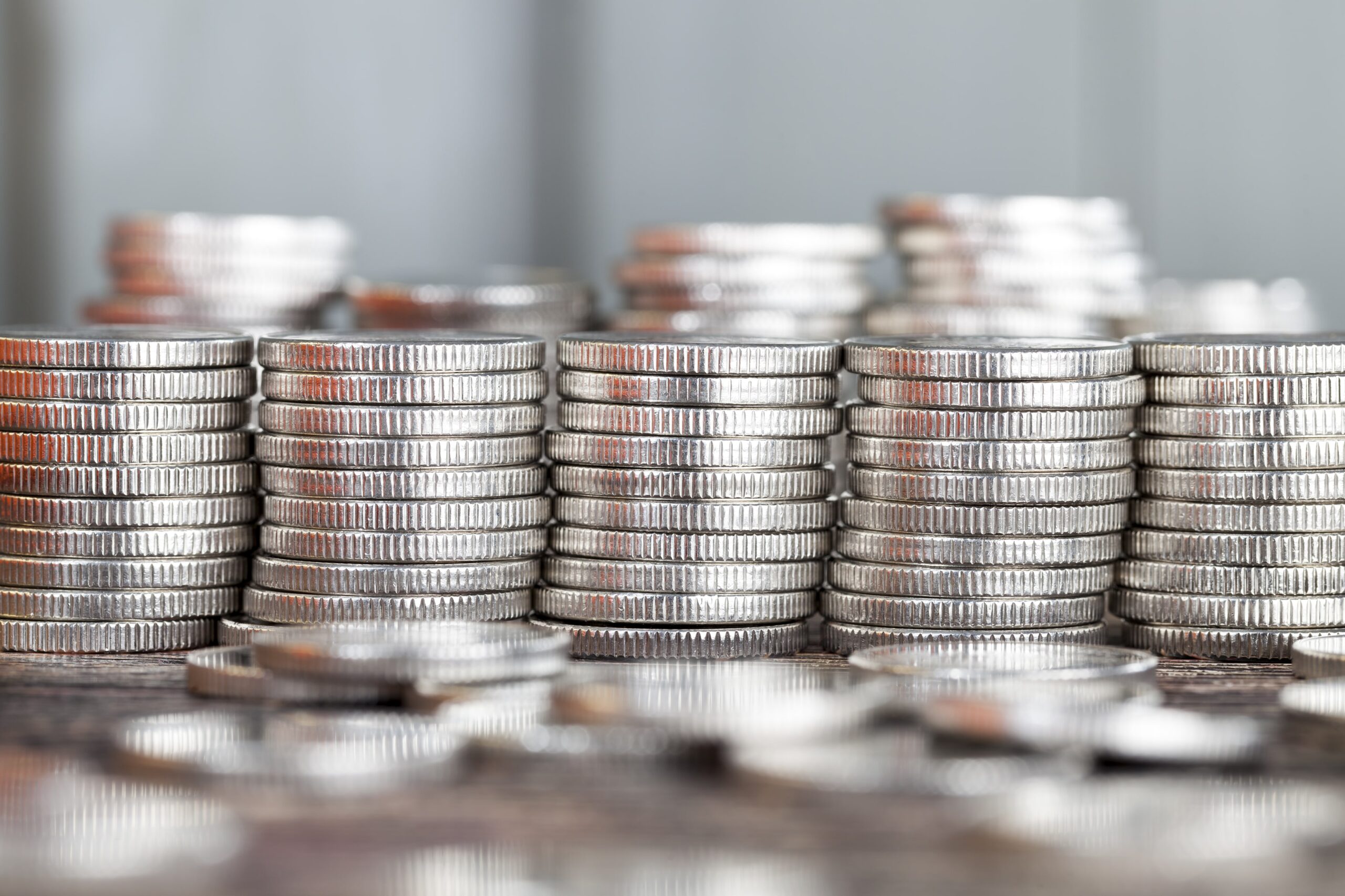 gestapelte-silbermuenzen-zur-geldanlage