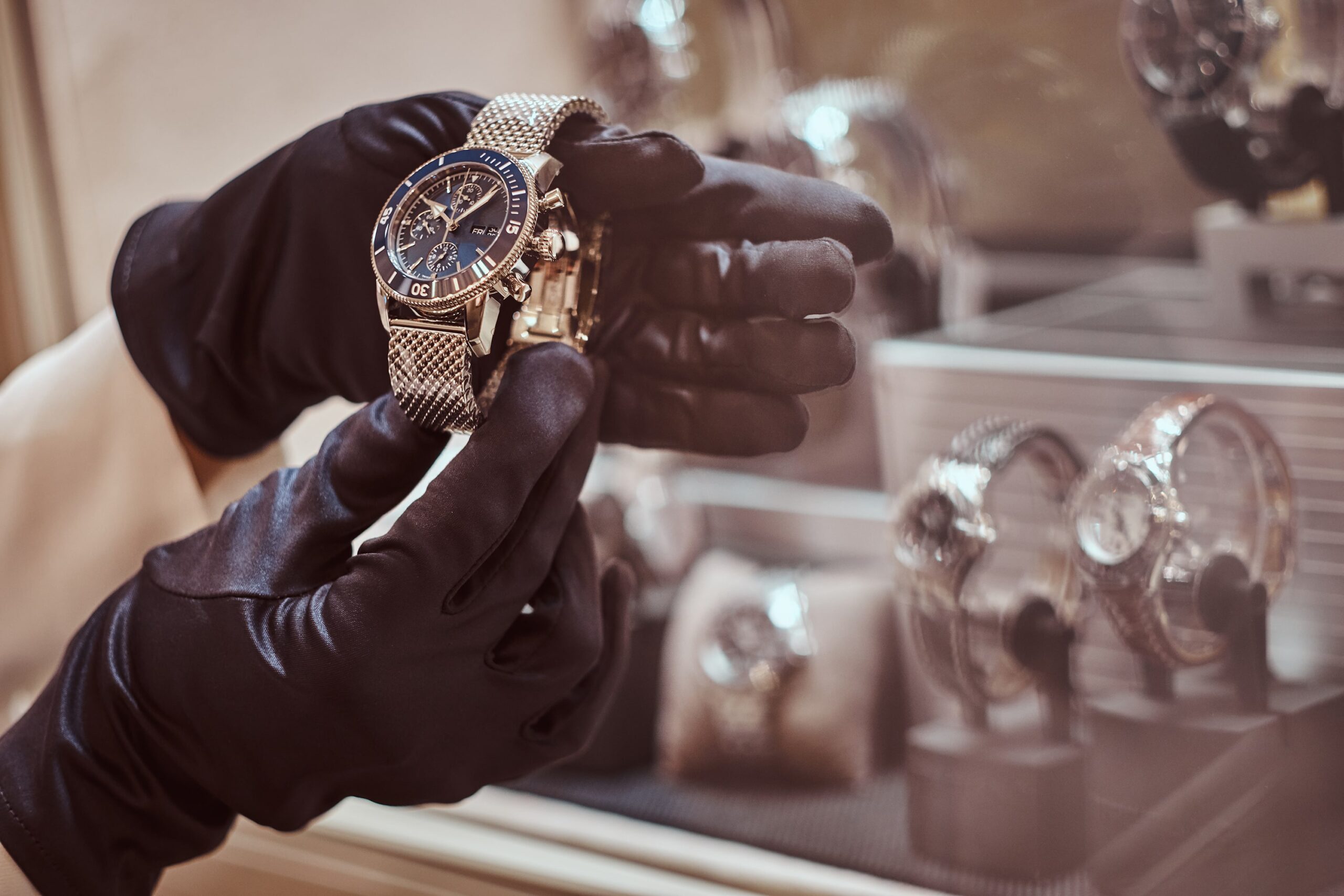 alte-uhren-verkaufen-hauptstadtgold-uhr-haende-handschuhe-vitrine-uhren