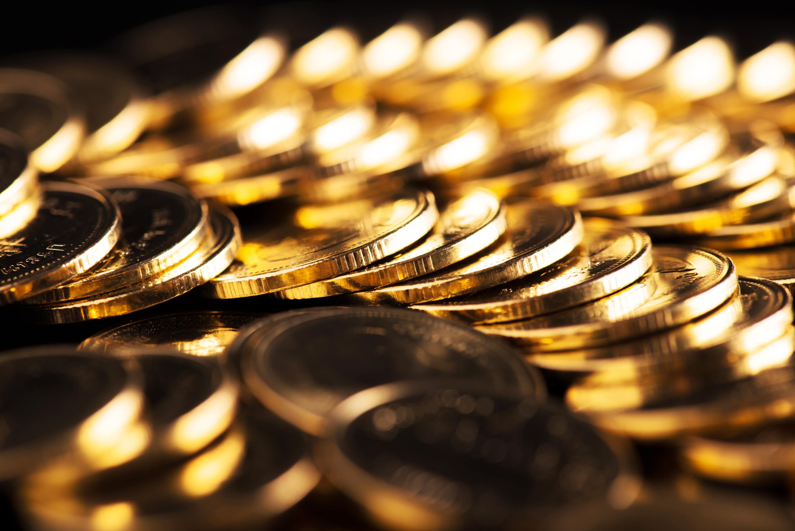 viele-goldmuenzen-eines-muenzhaendlers-auf-einem-haufen