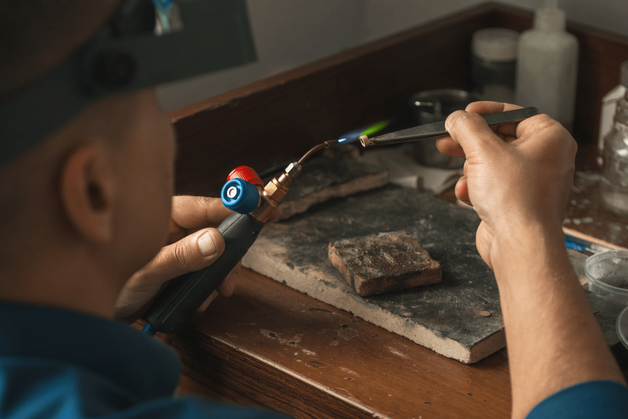 scheideanstalt-berlin-während-der-arbeit-flamme-hand-gold-geraet