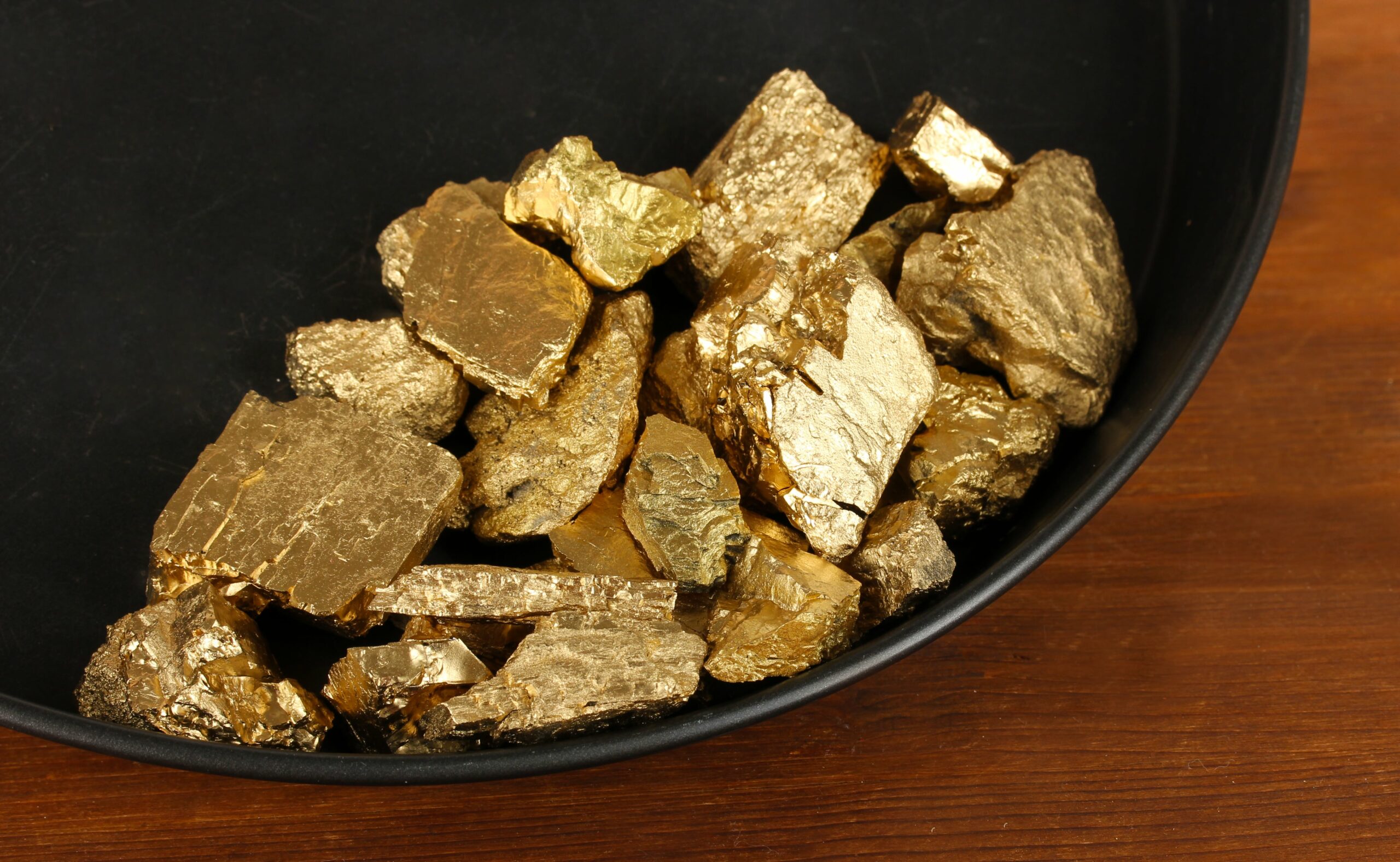 goldankauf-berlin-friedrichshain-goldnuggets-schale-tisch