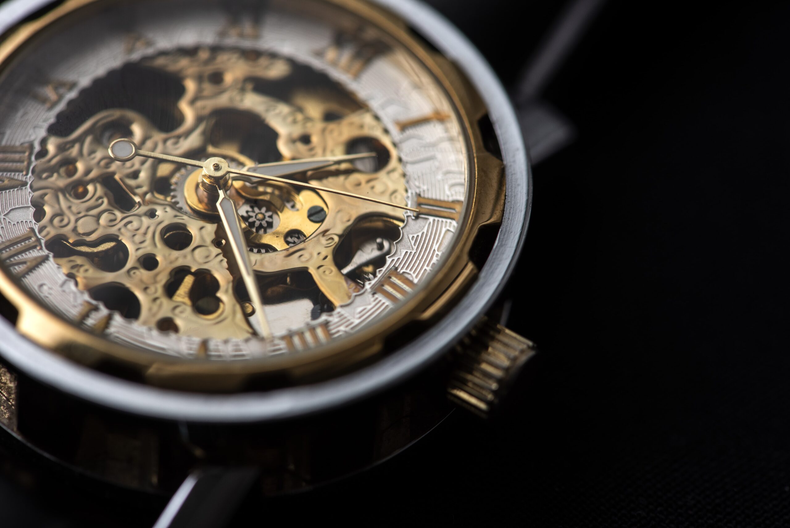 alte-uhren-verkaufen-hauptstadtgold-uhr-dunkel-golden-ziffern